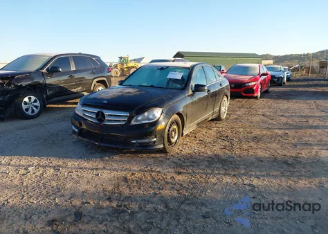 2013 Mercedes-Benz C 300 Sport 4Matic z USA, uszkodzony, nr VIN WDDGF8AB7DR244098